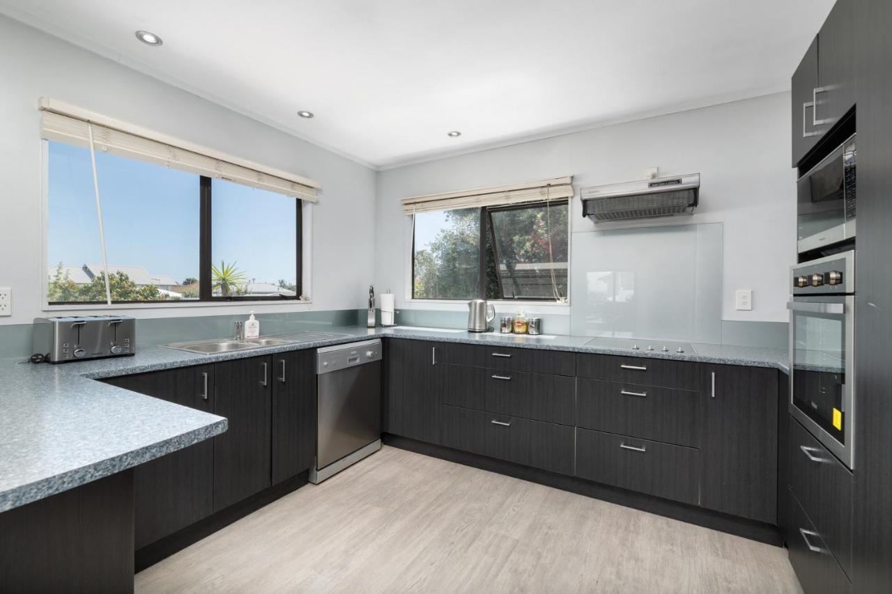 Convenient Family Bach With Easy Access To Blake Park The Beach And Downtown Mount Maunganui Extérieur photo